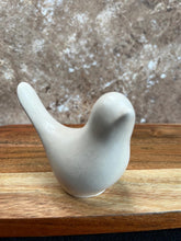 Last inn bildet i Galleri-visningsprogrammet, Jesmonite Liten Fugl