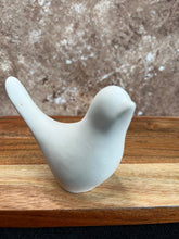 Last inn bildet i Galleri-visningsprogrammet, Jesmonite Liten Fugl