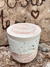 Last inn bildet i Galleri-visningsprogrammet, Jesmonite Krukke med lokk