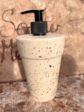 Last inn bildet i Galleri-visningsprogrammet, Jesmonite Såpe dispenser