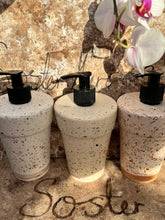 Last inn bildet i Galleri-visningsprogrammet, Jesmonite Såpe dispenser