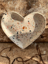 Last inn bildet i Galleri-visningsprogrammet, Jesmonite Fat hjerteformet med kant