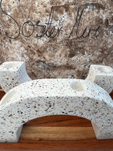 Last inn bildet i Galleri-visningsprogrammet, Jesmonite Buet lysestake