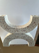 Last inn bildet i Galleri-visningsprogrammet, Jesmonite Buet lysestake