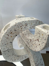 Last inn bildet i Galleri-visningsprogrammet, Jesmonite Buet lysestake