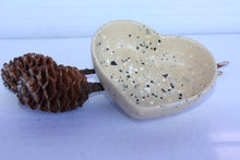 Last inn bildet i Galleri-visningsprogrammet, Jesmonite Skål hjerteformet