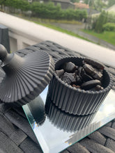 Last inn bildet i Galleri-visningsprogrammet, Jesmonite Krukke med lokk