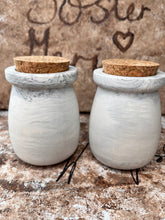 Last inn bildet i Galleri-visningsprogrammet, Jesmonite Krukke med lokk av kork