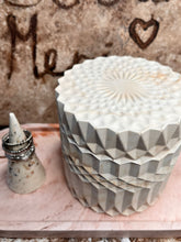 Last inn bildet i Galleri-visningsprogrammet, Jesmonite stor Krukke med lokk