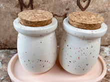 Last inn bildet i Galleri-visningsprogrammet, Jesmonite Krukke med lokk av kork