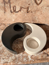 Last inn bildet i Galleri-visningsprogrammet, Jesmonite Svingete T lys holdere