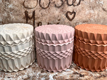 Last inn bildet i Galleri-visningsprogrammet, Jesmonite stor Krukke med lokk