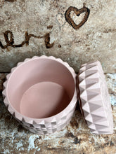 Last inn bildet i Galleri-visningsprogrammet, Jesmonite stor Krukke med lokk