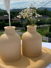 Last inn bildet i Galleri-visningsprogrammet, Jesmonite Vase stripete