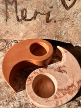 Last inn bildet i Galleri-visningsprogrammet, Jesmonite Svingete T lys holdere