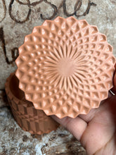 Last inn bildet i Galleri-visningsprogrammet, Jesmonite stor Krukke med lokk