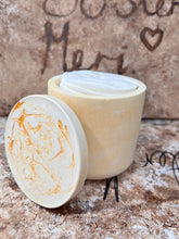 Last inn bildet i Galleri-visningsprogrammet, Jesmonite Krukke med lokk