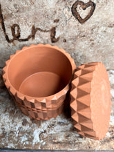 Last inn bildet i Galleri-visningsprogrammet, Jesmonite stor Krukke med lokk