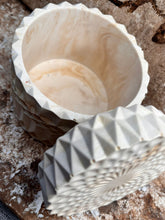 Last inn bildet i Galleri-visningsprogrammet, Jesmonite stor Krukke med lokk