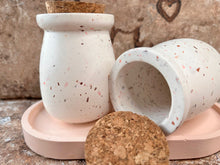 Last inn bildet i Galleri-visningsprogrammet, Jesmonite Krukke med lokk av kork