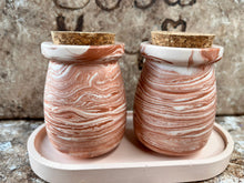 Last inn bildet i Galleri-visningsprogrammet, Jesmonite Krukke med lokk av kork