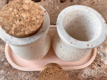 Last inn bildet i Galleri-visningsprogrammet, Jesmonite Krukke med lokk av kork