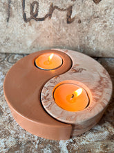 Last inn bildet i Galleri-visningsprogrammet, Jesmonite Svingete T lys holdere