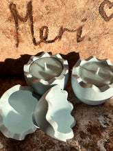 Last inn bildet i Galleri-visningsprogrammet, Jesmonite Påske egg med duftlys