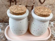 Last inn bildet i Galleri-visningsprogrammet, Jesmonite Krukke med lokk av kork