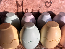 Last inn bildet i Galleri-visningsprogrammet, Jesmonite Påske egg med duftlys