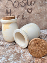 Last inn bildet i Galleri-visningsprogrammet, Jesmonite Krukke med lokk av kork