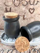 Last inn bildet i Galleri-visningsprogrammet, Jesmonite Krukke med lokk av kork