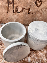 Last inn bildet i Galleri-visningsprogrammet, Jesmonite Krukke med lokk