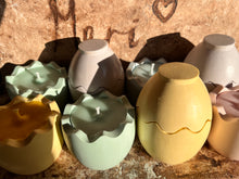 Last inn bildet i Galleri-visningsprogrammet, Jesmonite Påske egg med duftlys