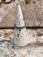 Last inn bildet i Galleri-visningsprogrammet, Jesmonite Ringholder