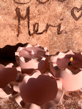 Last inn bildet i Galleri-visningsprogrammet, Jesmonite Påske egg med duftlys