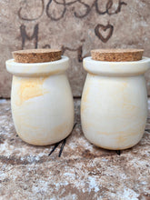 Last inn bildet i Galleri-visningsprogrammet, Jesmonite Krukke med lokk av kork