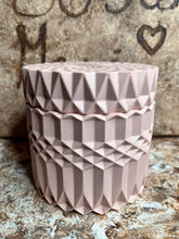 Last inn bildet i Galleri-visningsprogrammet, Jesmonite stor Krukke med lokk