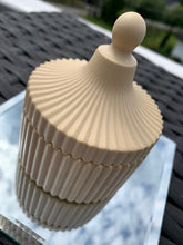 Last inn bildet i Galleri-visningsprogrammet, Jesmonite Krukke med lokk