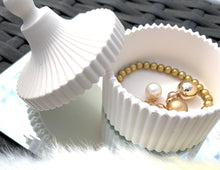 Last inn bildet i Galleri-visningsprogrammet, Jesmonite Krukke med lokk