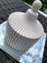 Last inn bildet i Galleri-visningsprogrammet, Jesmonite Krukke med lokk