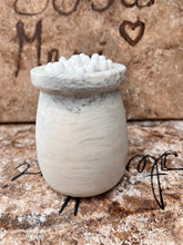 Last inn bildet i Galleri-visningsprogrammet, Jesmonite Krukke med lokk av kork