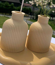 Last inn bildet i Galleri-visningsprogrammet, Jesmonite Vase stripete