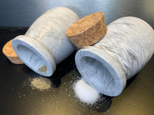 Last inn bildet i Galleri-visningsprogrammet, Jesmonite Krukke med lokk av kork