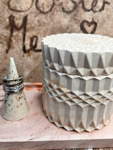 Last inn bildet i Galleri-visningsprogrammet, Jesmonite stor Krukke med lokk