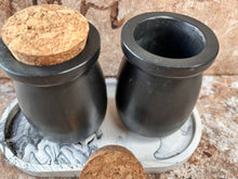 Last inn bildet i Galleri-visningsprogrammet, Jesmonite Krukke med lokk av kork