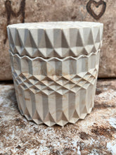 Last inn bildet i Galleri-visningsprogrammet, Jesmonite stor Krukke med lokk