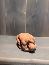 Last inn bildet i Galleri-visningsprogrammet, Jesmonite Yoga figur
