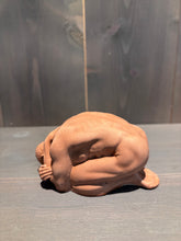 Last inn bildet i Galleri-visningsprogrammet, Jesmonite Yoga figur
