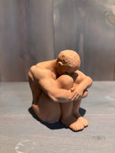 Last inn bildet i Galleri-visningsprogrammet, Jesmonite Yoga figur
